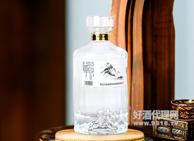 双花关东坊浓香型白酒，酿造严苛，口感醇厚