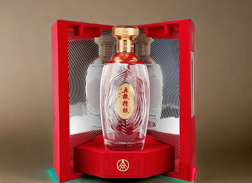 五粮精酿酒，入口甘美，恰到好处