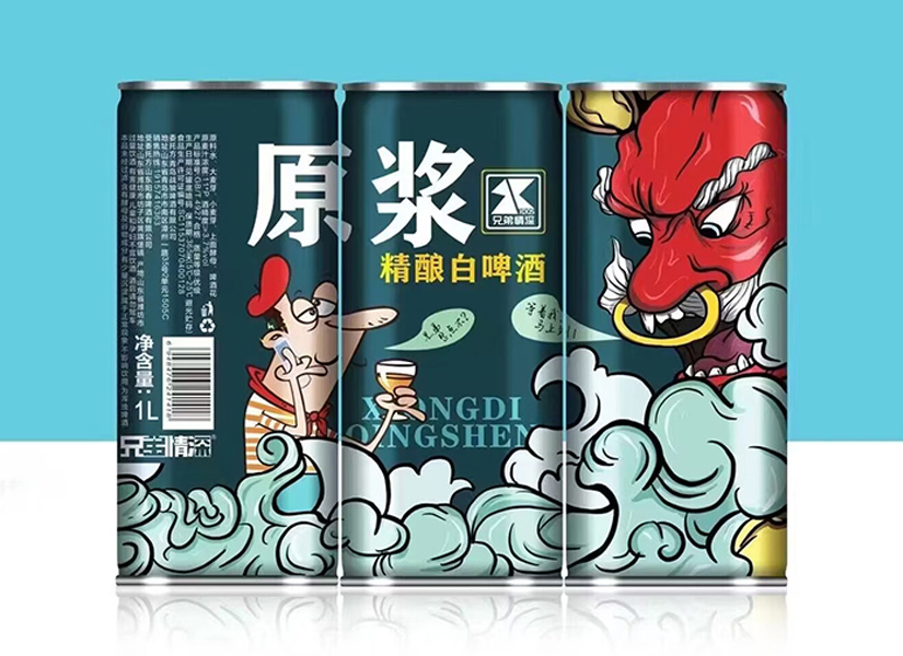 兄弟情深原浆精酿白啤，泡沫洁白，口感清爽