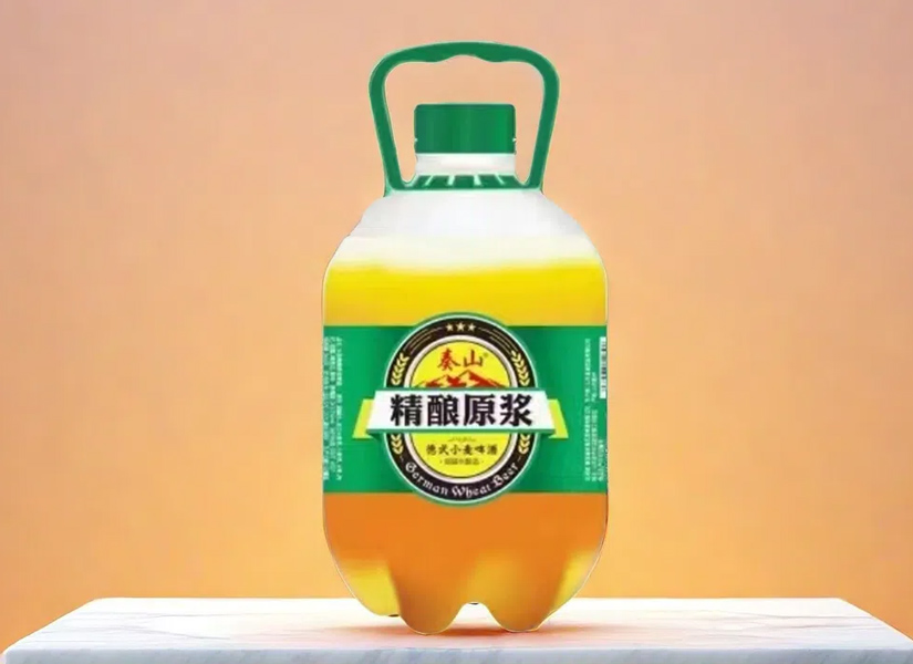 泰山精酿原浆德式小麦啤酒，口感醇香，泡沫丰富