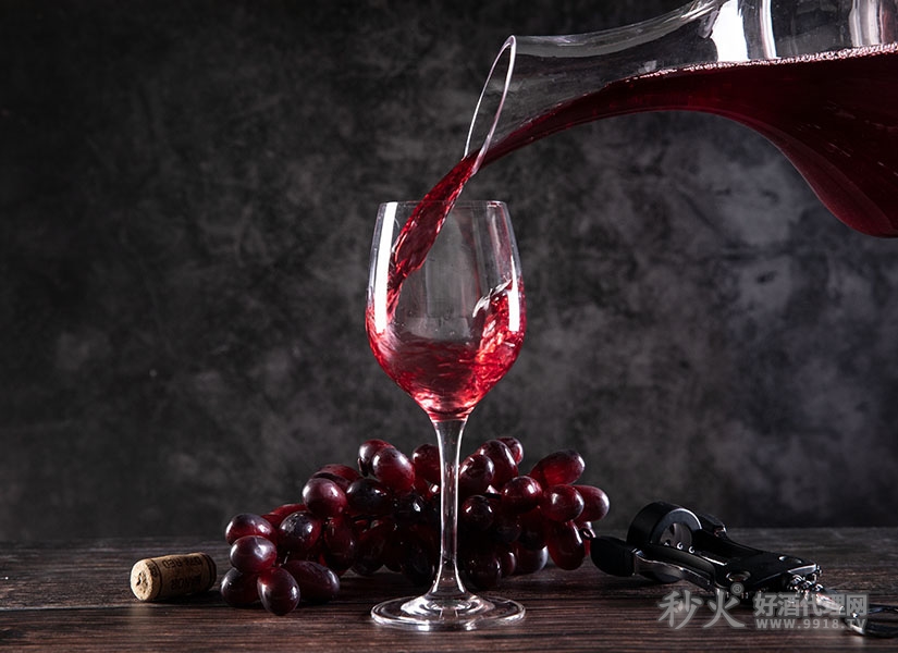 红酒倒酒
