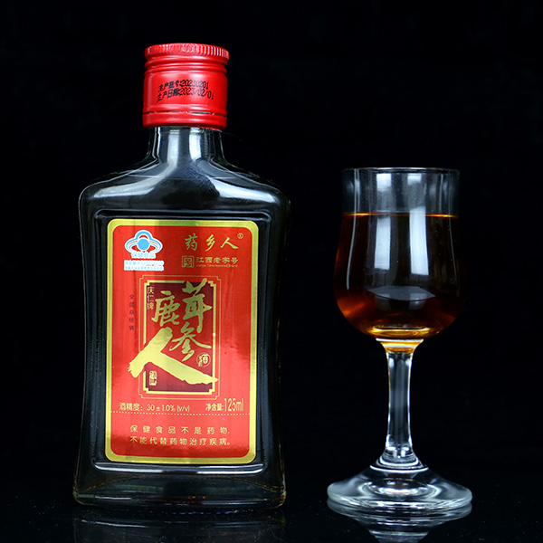 药乡人鹿茸人参酒，散发出沁人心脾的诱人香气